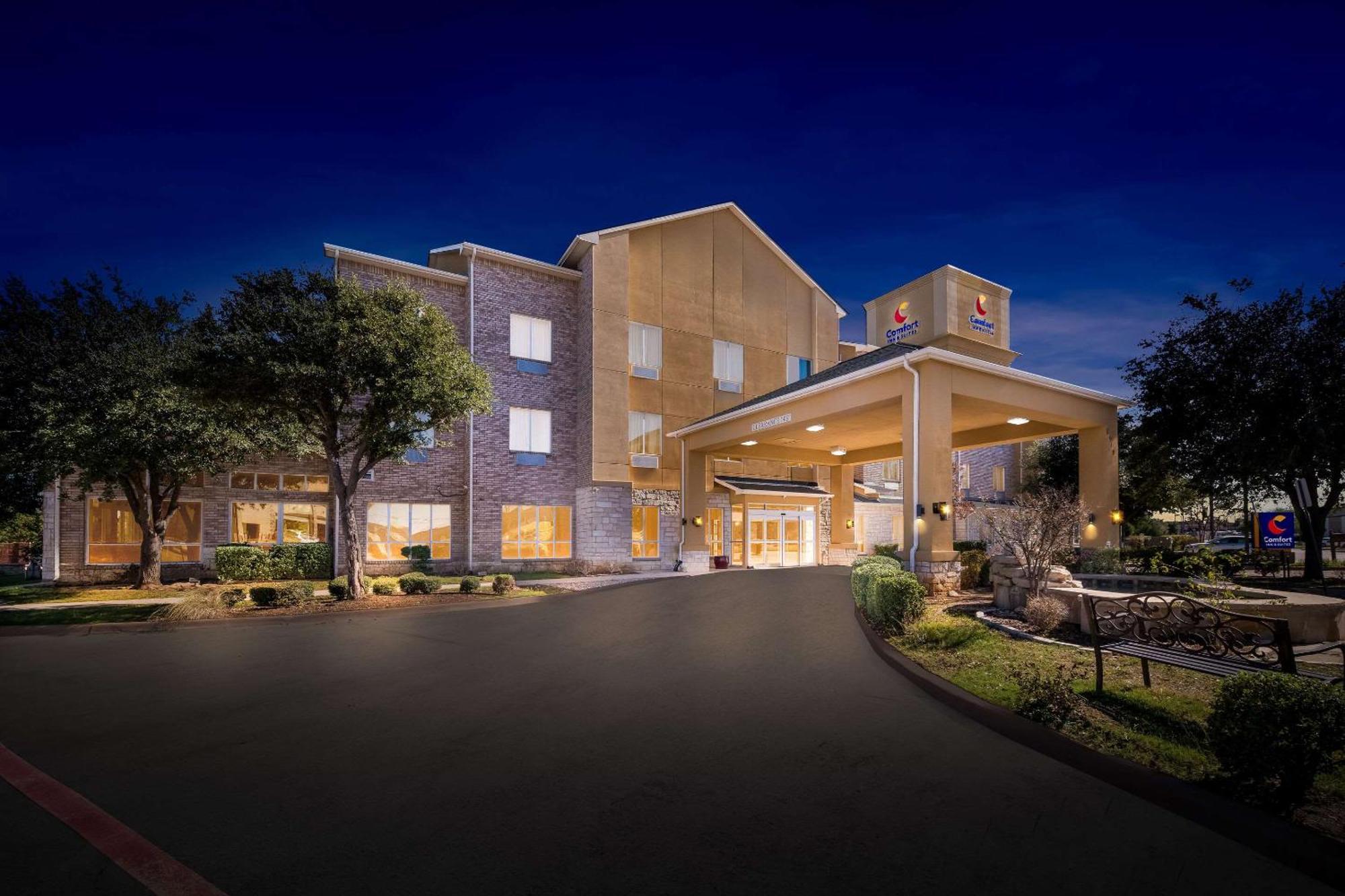 Comfort Inn & Suites Near Lake Lewisville Corinth Exterior photo